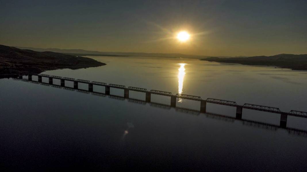 Gün batımı mı, tren mi daha güzel? Bu köprüde ikisi de var! 1986'dan beri ayakta, Fırat'ın incisi 5
